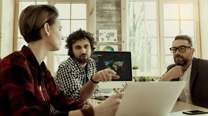 leadership team creating a contingency plan while using a contingency plan template on laptop|Contingency Plan Template Sample Report|Plantilla de plan de contingencia empresarial