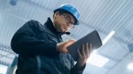 el gestor que realiza la gestión de riesgos mediante un dispositivo de tableta|Plantilla del Plan de Gestión de Riesgos | iAuditor|Plantilla del Plan de Gestión de Riesgos