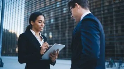 mujer realizando una encuesta mediante un formulario de encuesta de marketing digital||Plantilla de encuestas de mercado - Investigación de campo