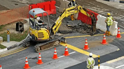 |travailleurs de la construction gérant la circulation et la zone de travail||Traffic Management Plan Template