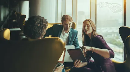 |profesional de recursos humanos que utiliza la lista de control de incorporación de empleados digital|Sample Employee Onboarding Checklist Template|Lista de control para la incorporación de nuevos empleados