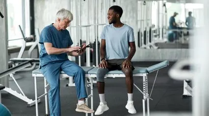 a PT recording patient information on tablet using a physical therapy SOAP note template|Physical Therapy SOAP Note Template Sample Report|Plantilla de nota SOAP de fisioterapia