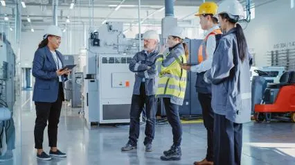 manager instructs new hires using a work instruction template