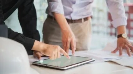 los trabajadores planifican los objetivos de calidad|Gerente y oficinista planifican los objetivos de calidad mediante una aplicación móvil|quality objectives examples|Ejemplos de objetivos de calidad