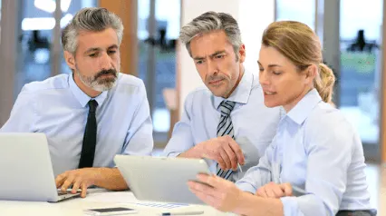 les chefs de projet utilisent des modèles d'étude d'opportunité sur tablette et ordinateur portable||Business Case Template