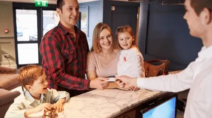 Hotel familiar Check-in seguro|Familia con la tarjeta de la llave del hotel|plantilla de la lista de control de seguridad del hotel|Lista de comprobación de la seguridad del hotel